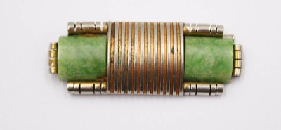 Auktion 372<br>Jakob Bengel Brosche im Art-Déco-Stil für Fabon Fse, Paris,  um 1930, Messing und grüner Galalith, ca. 6 x 2,3cm, Tragespuren [1]