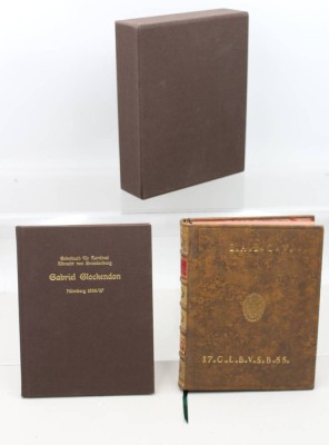 Auktion 372<br>Gebetbuch für Kardinal Abrecht von Brandenburg. Gabriel Glockendon. Nürnberg 1536/37. Codex 1847 der Österreichischen Nationalbibliothek, Faksimile und Kommentarband von Dagmar Th Faksimile:100 Seiten mit 42 ganzseitigen, colorierten Tafeln. Kommentarband: 61 Seiten mit vielen Ab Faksimilie: brauner Ledereinband mit goldgeprägtem Wappen auf vorderem Deckel mit 5 Schmuckbünden. K Neuwertig Exemplare im Schuber. 8°. Nr. 457 von 499 der ersten Teilauflage. Insgesamt 998 Exemplaren. Faksimile nac [1]