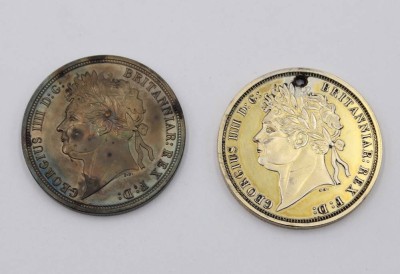 Auktion 372<br>2x Nachprägungen britischer Kronen (1 Crown) aus der Zeit von König Georg IV, kein Silber, ca. D-4cm, 1x gelocht [1]
