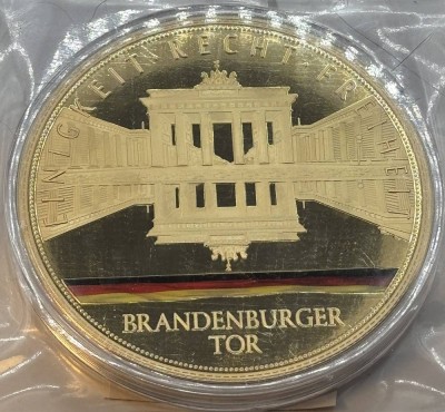 Auktion 372<br>XXL Medaille  Berlin - Brandenburger Tor, mit Zertifikat, limit. Auflage, CU-vergoldet, boxed in Hülle [1]