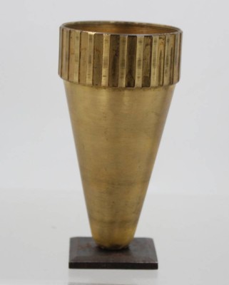 Auktion 372<br>Vase oder Trinkgefäß aus ballistischer Haube einer Granate, ca. H-13cm [1]