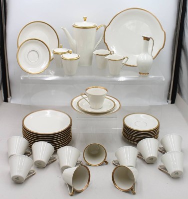 Auktion 372<br>Kaffeeservice, Seltmann, Goldrand, Kaffeekanne, 2x Milch, 2x Zucker, Kuchenplatte, Vase, 12x Kuchenteller, 12x Tassen (3x mit Chip), 12x U.T. [1]