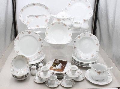 Auktion 372<br>Speiseservice, Tettau, Form Ariadne, Terrine, Sauciere mit U.T., 2x Platten, 6x Beilagenteller, 6x flache Teller, 6x tiefe Teller, 6x kleine Schalen, 2x Gemüseschalen, Salz & Pfeffer, 6x Eierbecher, Leuchter und Vase [1]