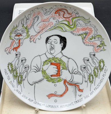 Auktion 372<br>Rosenthal Satire-Teller Mao Tse Tung , limit. Auflage, von Ernst Maria Lang, D-26 cm, in OVP, noch original verschweisst [1]