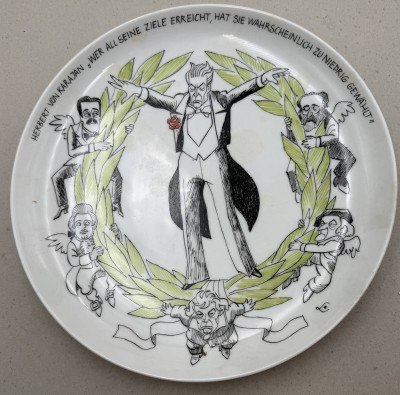 Auktion 372<br>Rosenthal Satire-Teller Herbert von Karajan, limit. Auflage, von Ernst Maria Lang, D-26 cm, in OVP,  diese schlechter Zustand [1]