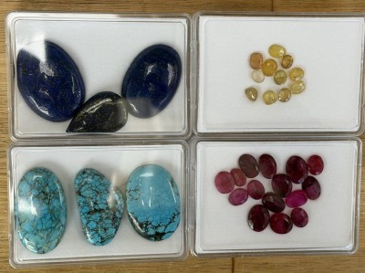 Auktion 372<br>Lot Edelsteine zus.  445  ct, Türkise 194 ct, Lapis Lazuli (174 ct) Rubine (56 kt.? gelber Saphir(21,5 kt) in 4 Kästen [1]