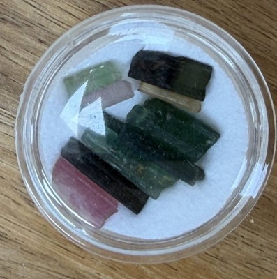 Auktion 372<br>kl. runde Dose mit Turmalin-Kristalle. ca. 10.5 kt [1]
