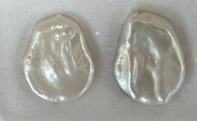 Auktion 372<br>2 Barockperlen, gebohrt, ca. 20x18 cm [1]