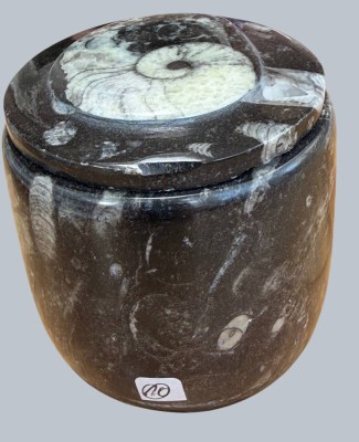 Auktion 372<br>Deckeldose mit Versteinerungen, H-6 cm, 246 gr. [1]