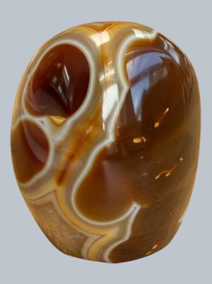 Auktion 372<br>polierter Karneol, H-7 cm, 245 gr. [1]