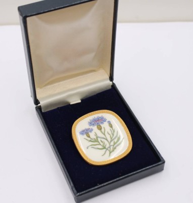 Auktion 372<br>gr. Pozellanbrosche mit 925er Silbermontur, Royal Copenhagen, Flora Danica, orig. Ezui, ca. 5 x 4,5cm [1]