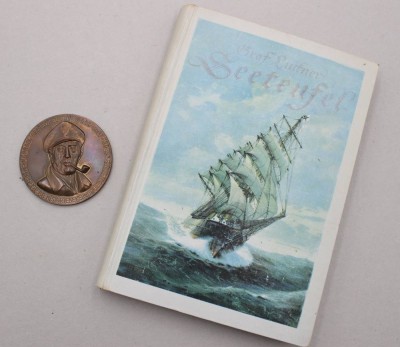 Auktion 372<br>Seeteufel-Abenteuer aus meinem Leben von Felix Graf von Luckner, 1921 anbei Medaille 