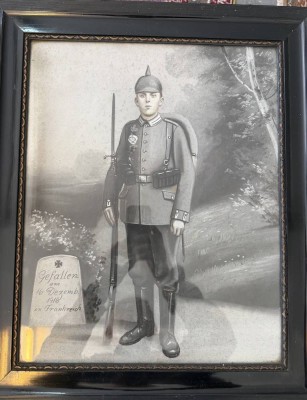 Auktion 372<br>Portrait eines  1916 gefallenen Soldaten, wohl handcoloriertes Foto, ger/Glas, RG 60x50 cm [1]