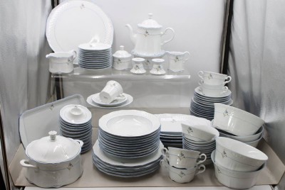 Auktion 372<br>gr. umfangreiches Service, Eschenbach, 10x tiefe Teller, 5x flache Teller, 4x  div. Platten, 2x kl. Tablets, Kuchenplatte, Tortenplatte, 2x Leuchter, 4x Suppentassen, 5x U.T., 10x Müsöischalen, Sauciere, 12x Eierbecher, 12x Kaffeetassen mit U.T., 13x Kuchenteller, 5x div. Schalen (2x bestossen), Deckelterrine (kl. Chip), Teekern, Stöwchen [1]