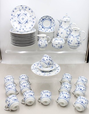 Auktion 372<br>45 Serviceteile, Heinrich, Amalienburg, Kaffeekanne, 14 Tassen mit U.T, 15x Kuchenteller,  Mokkakanne ohne  Deckel, ca. H-Knanne 24cm Tassen H-7cm [1]