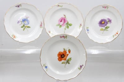 Auktion 372<br>4x Meissen-Teller, Schwertermarke, Blumenmalerei, je 2 Schleifstriche, ca. D-17cm, Goldränder berieben [1]