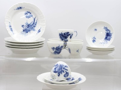 Auktion 372<br>5x komplette Gedecke sowie 1x Tasse und Kuchenteller, Royal Copenhagen, Blue Flower Curved, Tasse ca. H-635cm [1]