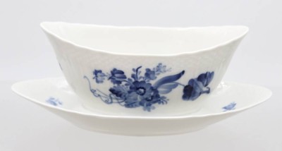 Auktion 372<br>Sauciere, Royal Copenhagen, Blue Flower Curved, ca. H-8cm B-22,5cm [1]