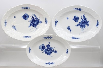 Auktion 372<br>3x div. ovale Platten, 2x Royal Copenhagen, Blue Flower Curved, 1x Blue Flower, ca. 31 x 23cm und 24,5 x 18,5cm [1]
