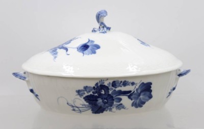 Auktion 372<br>Deckelterrine, Royal Copenhagen, Blue Flower Curved, ca. H-14cm B-27cm [1]