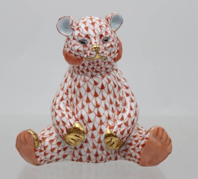 Auktion 372<br>sitzender Bär, Herend, rotes Fischnetzmuster, Modellnr. 15361, ca. H-8,5cm [1]