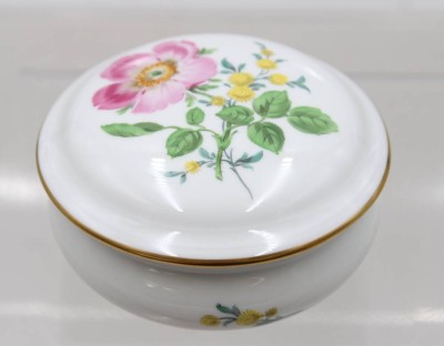 Auktion 372<br>runde Deckeldose, Meissen, Schwertermarke, florale Bemalung, 2 Schleifstriche, ca. H-5,5cm D-9,2cm [1]