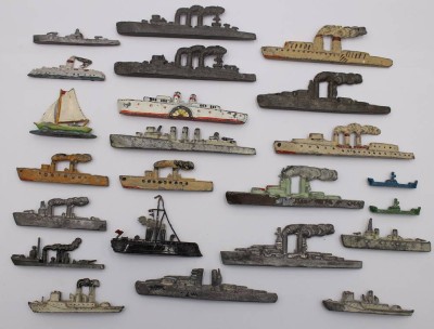 Auktion 372<br>23 div. Blei-Schiffmodelle, 30er Jahre, teilweise bemalt, Größtes ca. L-11cm [1]