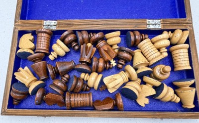 Auktion 372<br>Klapp-Schachbrett mit 32 Schachfiguren, Brett ca. 20x40 cm (40 x 40cm), König H-ca. 8 cm [1]