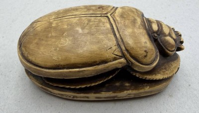 Auktion 372<br>Keramik Skarabäus, Unterseite mit altägypt. Hieroglyphen, ca. 10x6 cm [1]