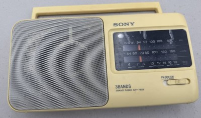 Auktion 372<br>Sony - Tragbares Radio Modell ICF-780S, weiss, aber vergilbt?, funktioniert, 80/90-er Jahre, Kunststoff Gehäuse, H-13 cm, B-ca. 25 cm [1]