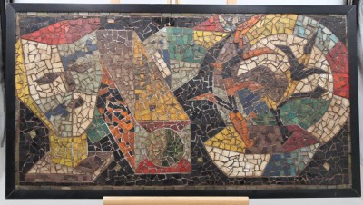 Auktion 372<br>Mosaik im Stil von Gino Severini, wohl 60/70er Jahre, unsigniert, verso schlecht lesbar Klebetikett?, gerahmt, RG 39,5 x 71cm [1]
