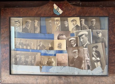 Auktion 372<br>Rahmen mit Fotos von Studenten, einige Alte Herren, schlagende Verbindungen, ev. Mensurkarten?, ein Wappen mit Zirkel auf Wurzelholzrahmen/Glas, RG [1]