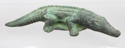 Auktion 372<br>Krokodil aus Terrakotta, grüne Glasur, ca. H-4,5cm L-26cm [1]