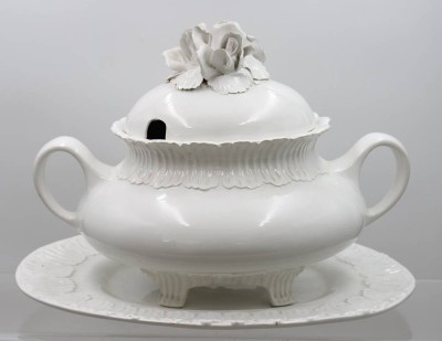 Auktion 372<br>gr. Deckelterrine mit Unterteller, weiße Majolika, Nove Italien, plast. Deckelblüteca. H-30cm B-42cm, einige Glasurabplatzer [1]