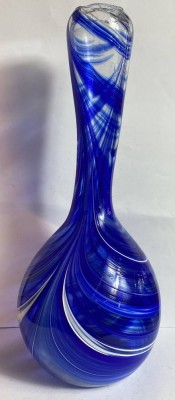 Auktion 372<br>blau/weisse Kunstglasvase,    H-34 cm [1]