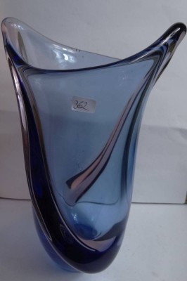 Auktion 372<br>hohe schwere Kunstglasvase, blau/rötlich,, H-27 cm [1]