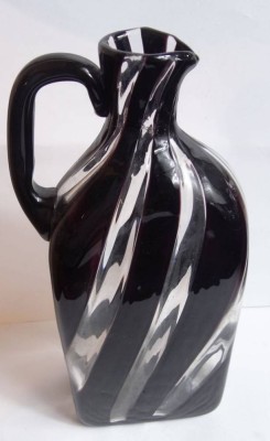 Auktion 372<br>Kunstglas-Krug, rot/klar, H-23 cm [1]