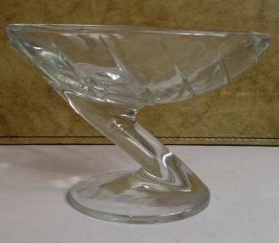 Auktion 372<br>klare Kunstglasschale, auf Stand,  nur France gemarkt, H-11 cm, B-15 cm [1]
