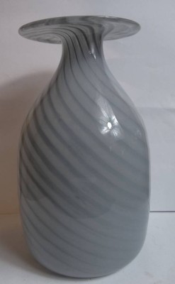 Auktion 372<br>Kunstglas-Vase mit Spiraldekor, H-21 cm, grün/weiss [1]