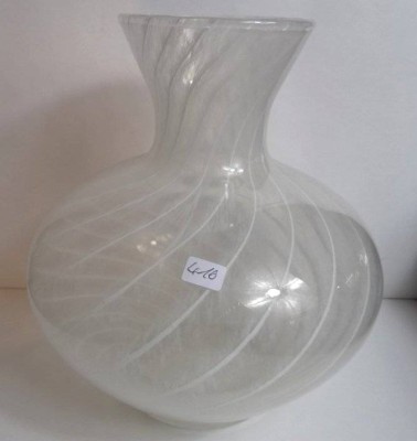 Auktion 372<br>bauchige Kunstglasvase, H-24cm, D-23 cm, weiss gestreift [1]