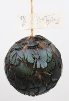 Auktion 372<br>dekorative Kugel aus Federn gefertigt, älter, ca. D-10cm [1]