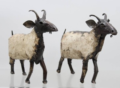 Auktion 372<br>handgefertigten Ziegenstatuen aus recyceltem Schrottmetall, wohl Afrika, ca. H-23cm [1]