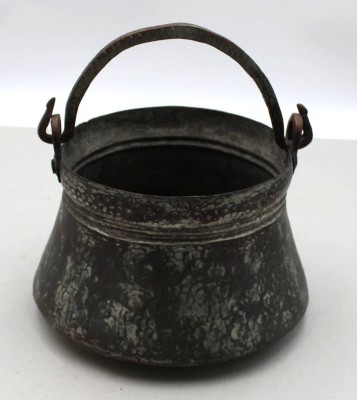 Auktion 372<br>antiker Kupfer-Henkeltopf, wohl orientalisch, Altersspuren, ca. H-15cm [1]