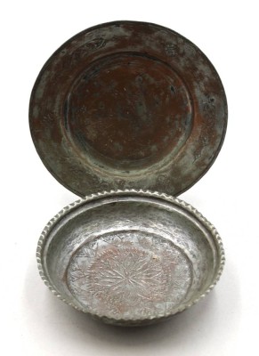 Auktion 372<br>2x antike orientalische Kupfer-Teller, 1x gemarkt, ca. D-21 und 18,5cm [1]