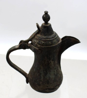 Auktion 372<br>kl. antike arab. Dallah, Kupfer, Alters-u. Gebrauchsspuren, ca. H-21cm [1]