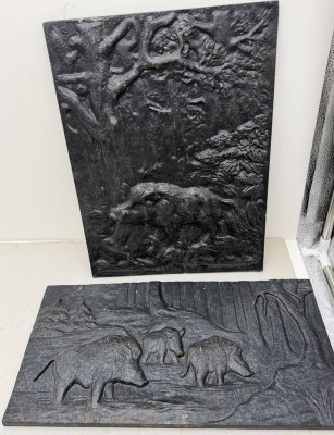 Auktion 372<br>2x schwere Eisen Reliefplatten mit Wildschwein-Motiven, 38x27 und 19x41 cm [1]