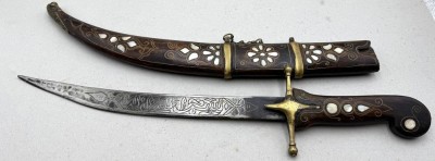 Auktion 372<br>wohl osmanisches Kurzschwert, Holzscheide mit Perlmutt-Einlagen, L-ca. 66 cm [1]