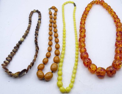 Auktion 372<br>4x Modeschmuckketten, 1x wohl Horn [1]