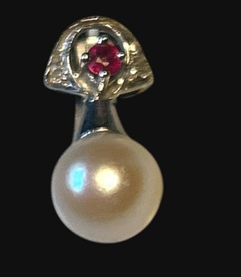 Auktion 372<br>Weissgold-585- Kettenanhänger, Perle und Rubin, 2 gr., L-1,8cm [1]