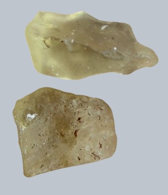 Auktion 372<br>2 Stücke Libysches Wüstenglas, ein seltenes Naturglas, das in der Sahara gefunden wird. 6,9 gr, Siliciumdioxid, entstand wohl vor 26-29  Millionen Jahren, wohl durch die Hitze eines Meteoriten-Einschlages [1]